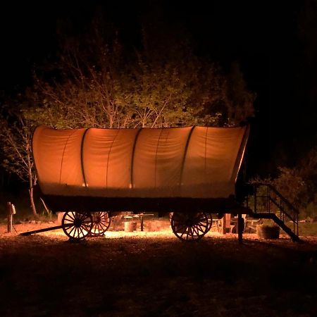 Cozy Wild West Covered Wagon Next To River グランツ・パス エクステリア 写真