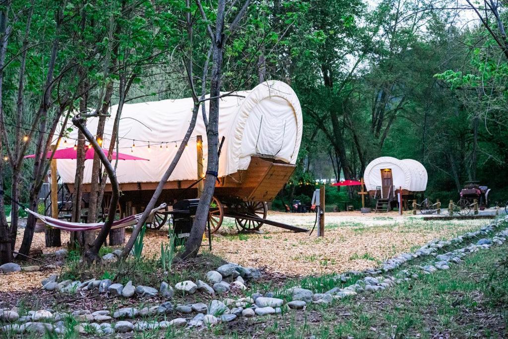 Cozy Wild West Covered Wagon Next To River グランツ・パス エクステリア 写真