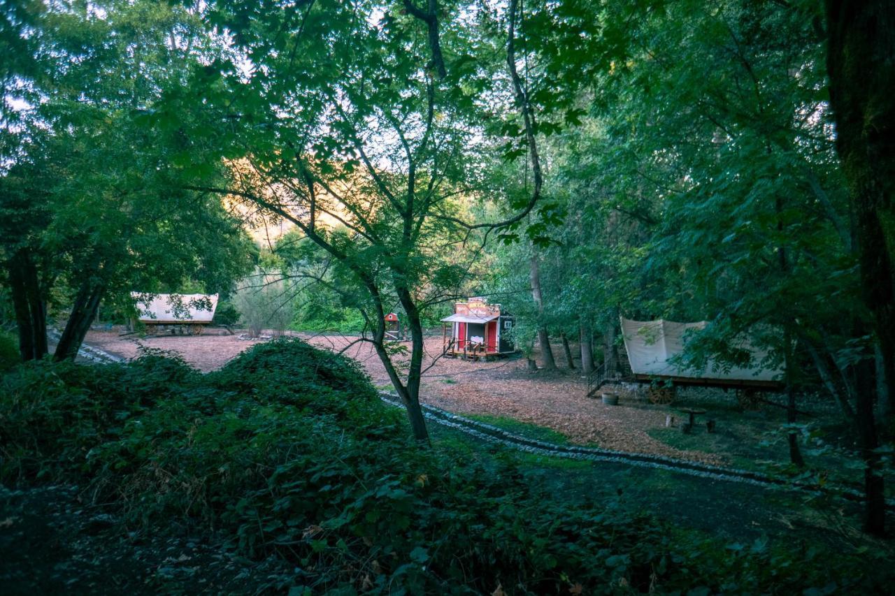 Cozy Wild West Covered Wagon Next To River グランツ・パス エクステリア 写真