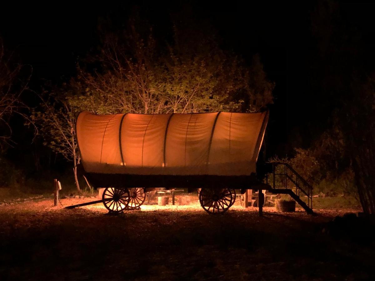 Cozy Wild West Covered Wagon Next To River グランツ・パス エクステリア 写真