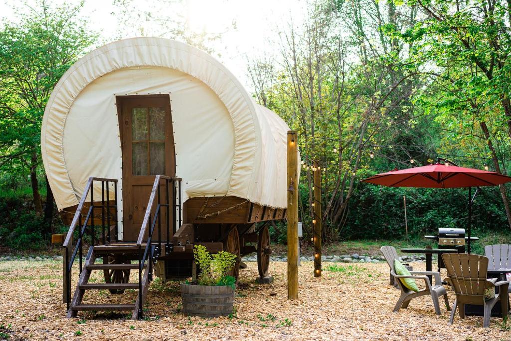 Cozy Wild West Covered Wagon Next To River グランツ・パス エクステリア 写真