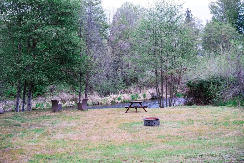 Cozy Wild West Covered Wagon Next To River グランツ・パス エクステリア 写真