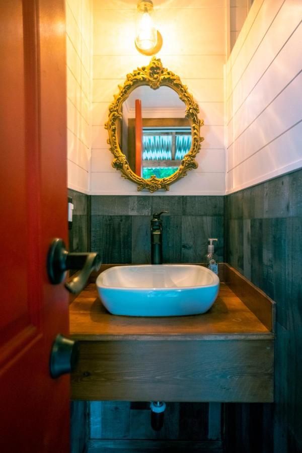 Cozy Wild West Covered Wagon Next To River グランツ・パス エクステリア 写真