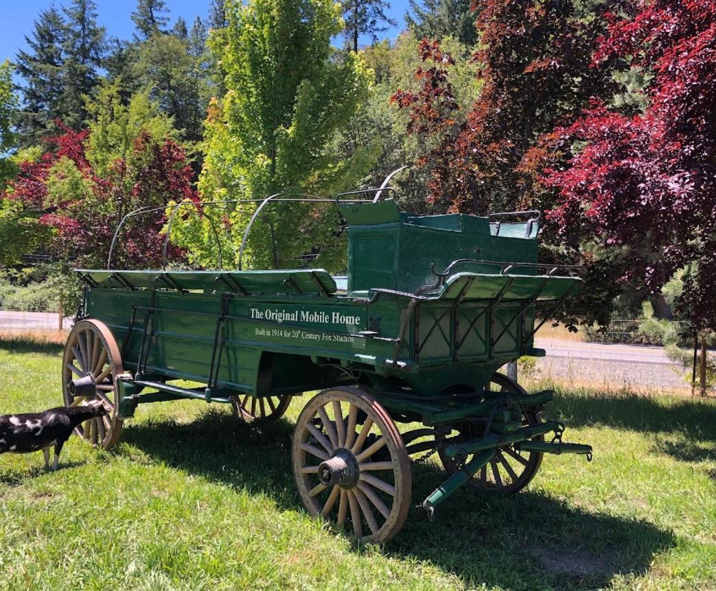 Cozy Wild West Covered Wagon Next To River グランツ・パス エクステリア 写真