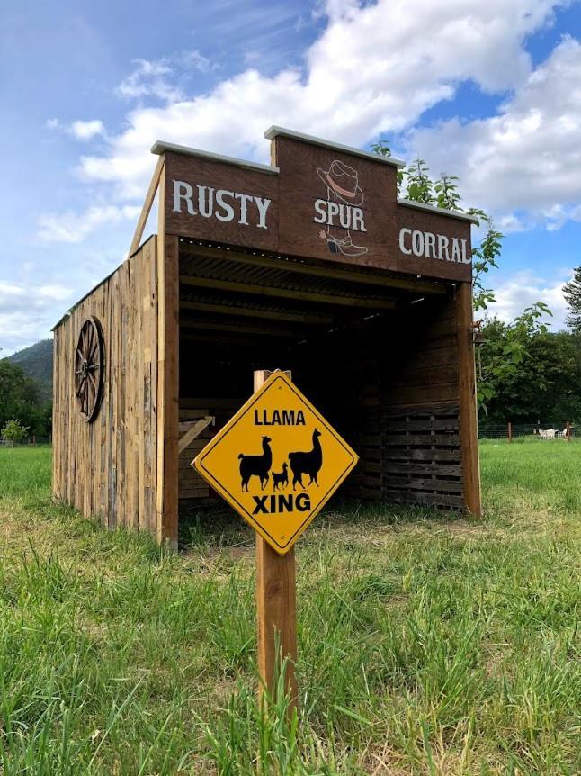 Cozy Wild West Covered Wagon Next To River グランツ・パス エクステリア 写真