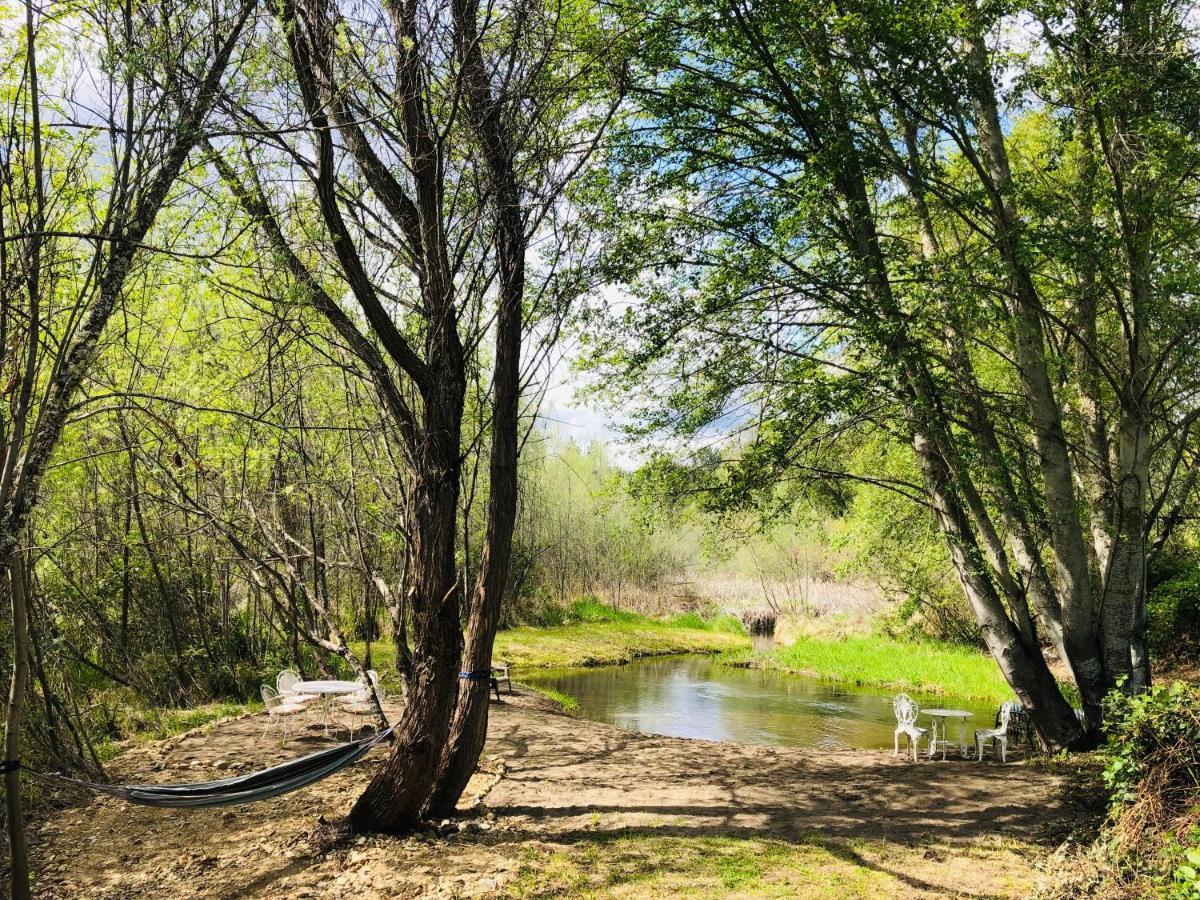 Cozy Wild West Covered Wagon Next To River グランツ・パス エクステリア 写真