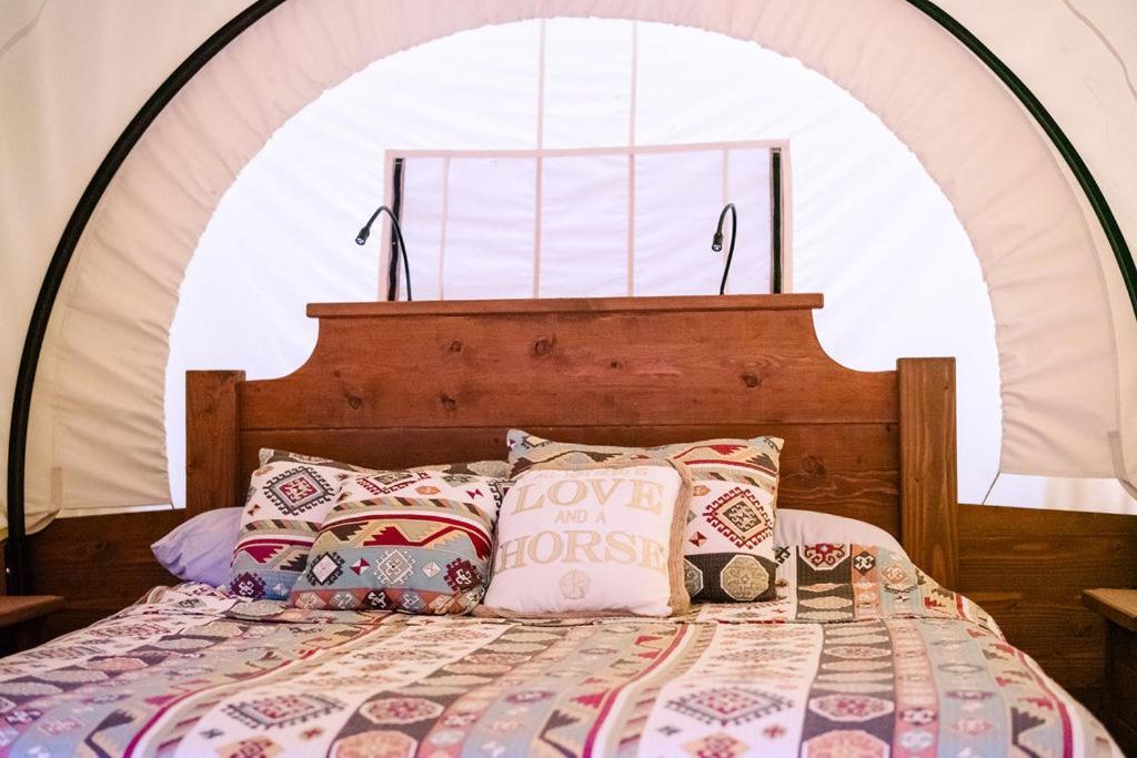 Cozy Wild West Covered Wagon Next To River グランツ・パス エクステリア 写真