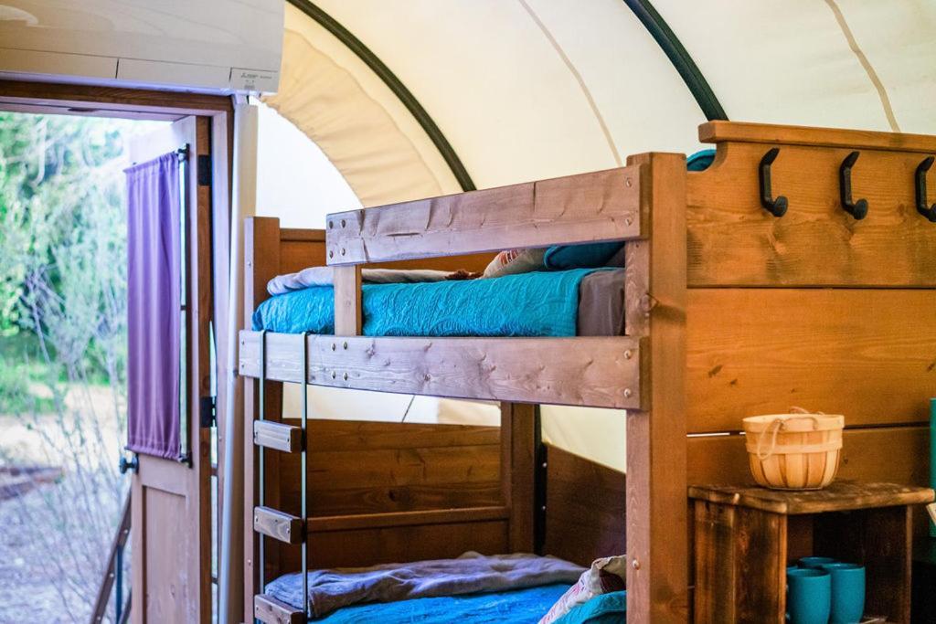 Cozy Wild West Covered Wagon Next To River グランツ・パス エクステリア 写真