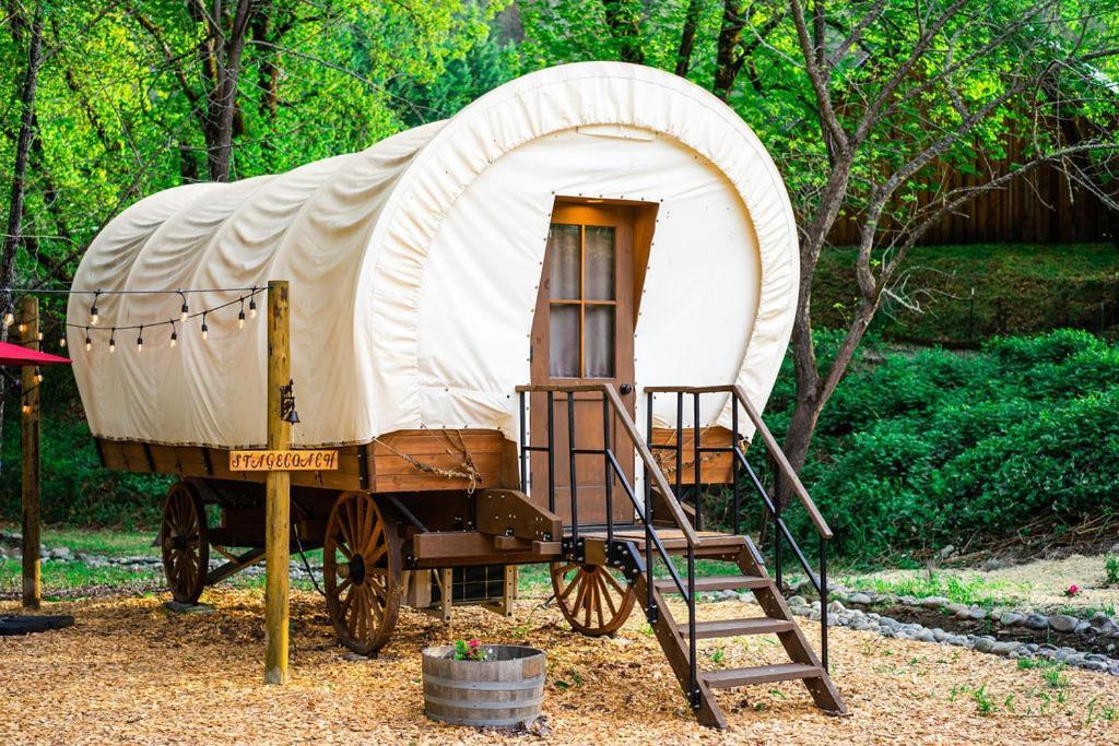 Cozy Wild West Covered Wagon Next To River グランツ・パス エクステリア 写真