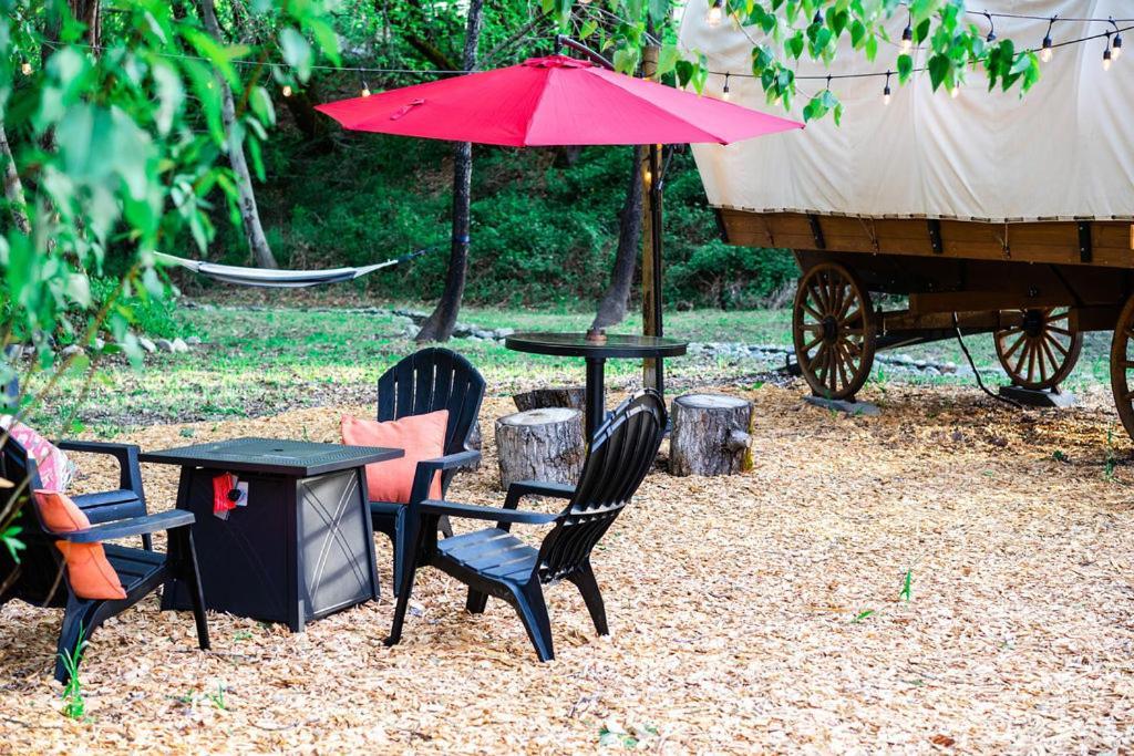 Cozy Wild West Covered Wagon Next To River グランツ・パス エクステリア 写真