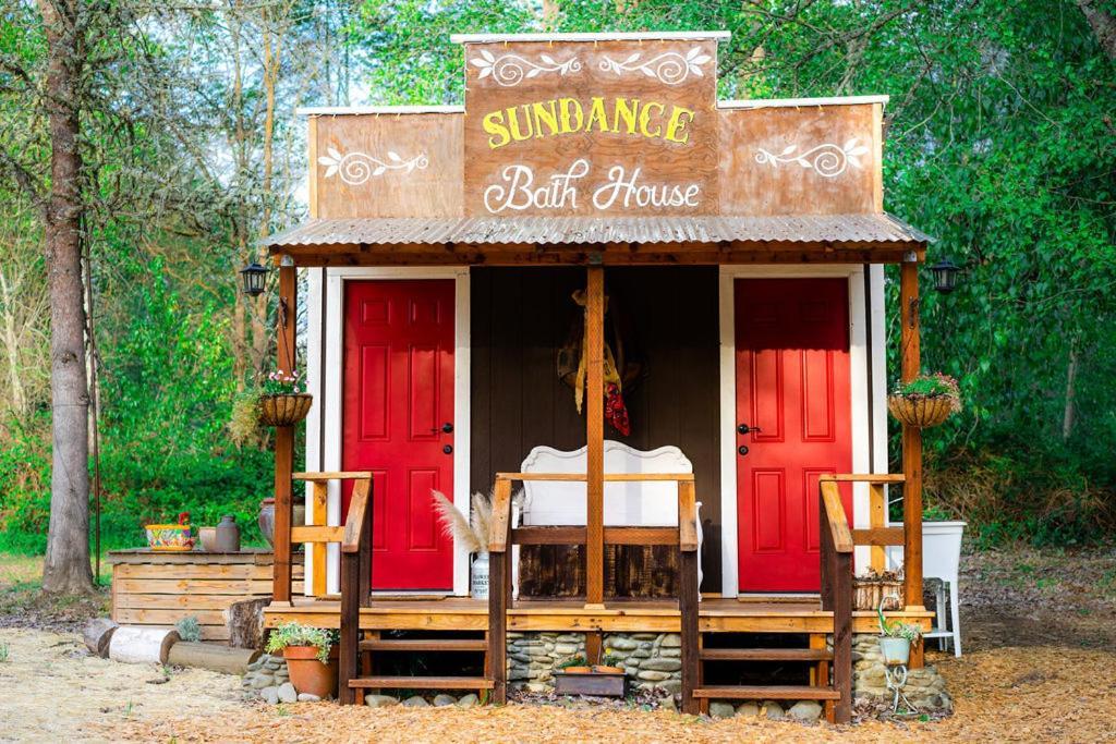Cozy Wild West Covered Wagon Next To River グランツ・パス エクステリア 写真