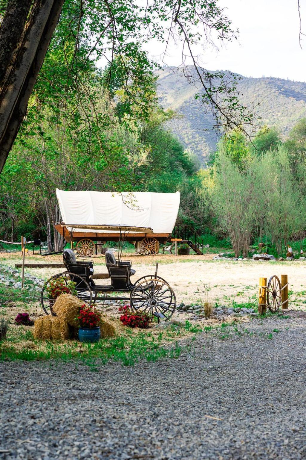 Cozy Wild West Covered Wagon Next To River グランツ・パス エクステリア 写真