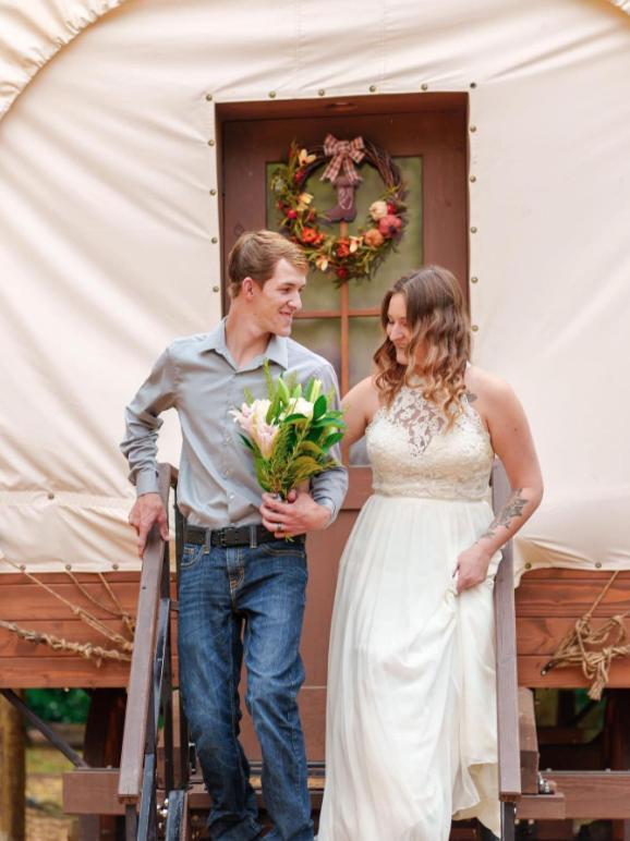 Cozy Wild West Covered Wagon Next To River グランツ・パス エクステリア 写真