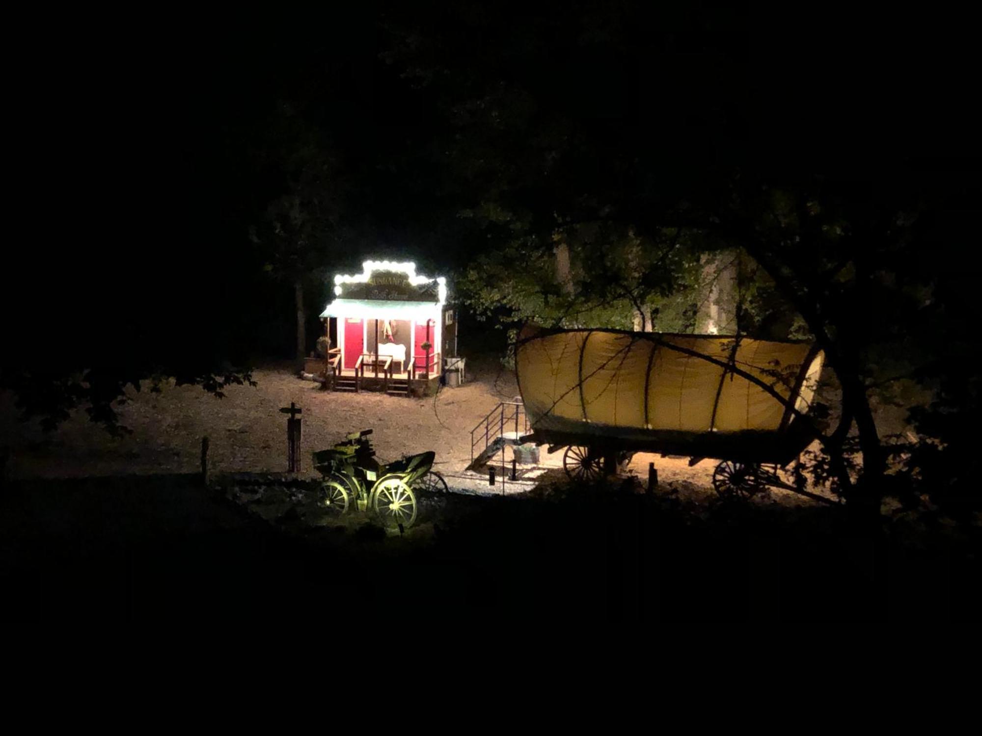 Cozy Wild West Covered Wagon Next To River グランツ・パス エクステリア 写真