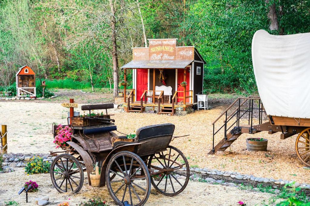 Cozy Wild West Covered Wagon Next To River グランツ・パス エクステリア 写真