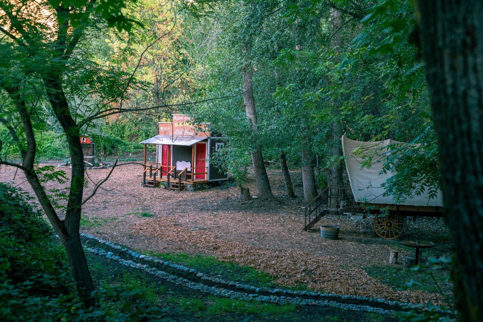 Cozy Wild West Covered Wagon Next To River グランツ・パス エクステリア 写真