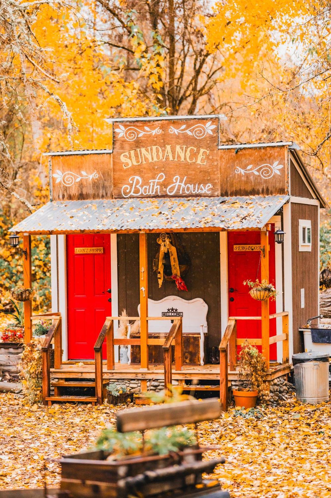 Cozy Wild West Covered Wagon Next To River グランツ・パス エクステリア 写真